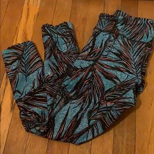 Lululemon crop leggings with scalloped hem